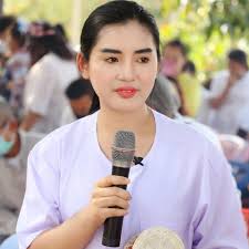 แฟนคลับร่วมพิธีกร 'ช่องส่องผี' ทำบุญแน่นวัด 'อ.เรนนี่' น้ำตาซึม